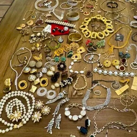 4 LBs vintage Costume gold silver Jewelry Lot~ Signed & Unsigned All wearable - Picture 1 of 12